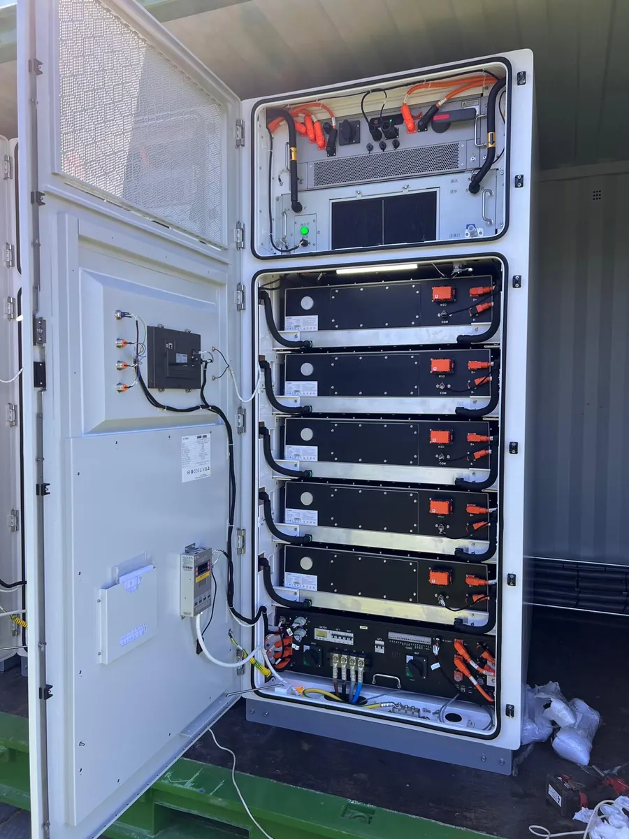 Geopende batterijkast met vijf batterijmodules en omvormer