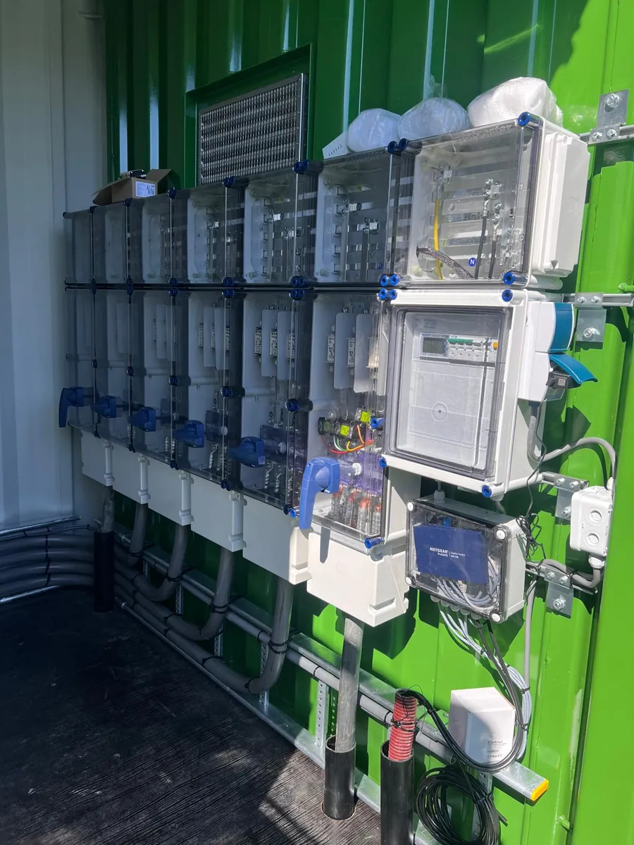 Schakel- en meetkasten in een batterijcontainer