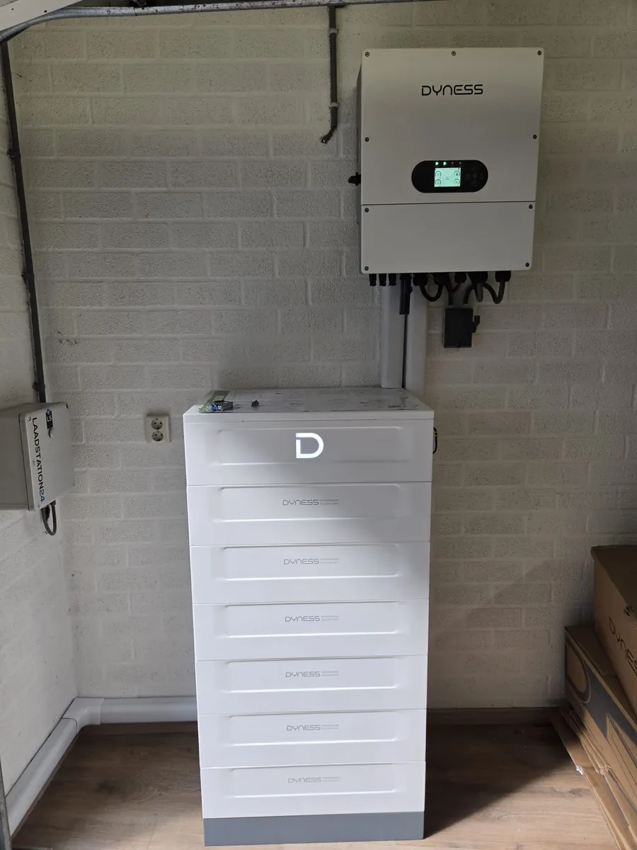 Dyness Stack100 Pro thuisbatterij met omvormer aan de muur